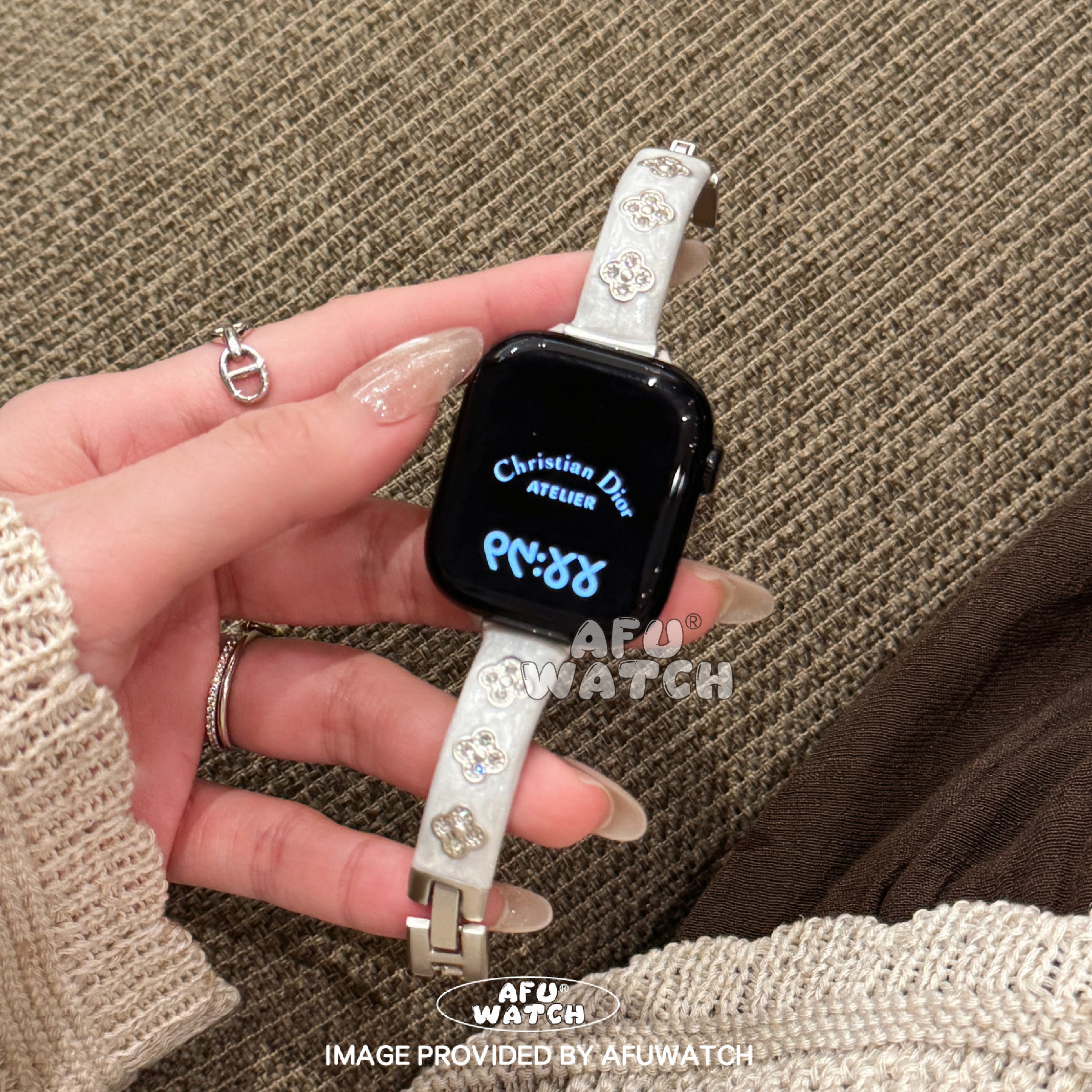 【滴胶四叶草手镯】适用iWatchS11/10苹果手表表带金属S