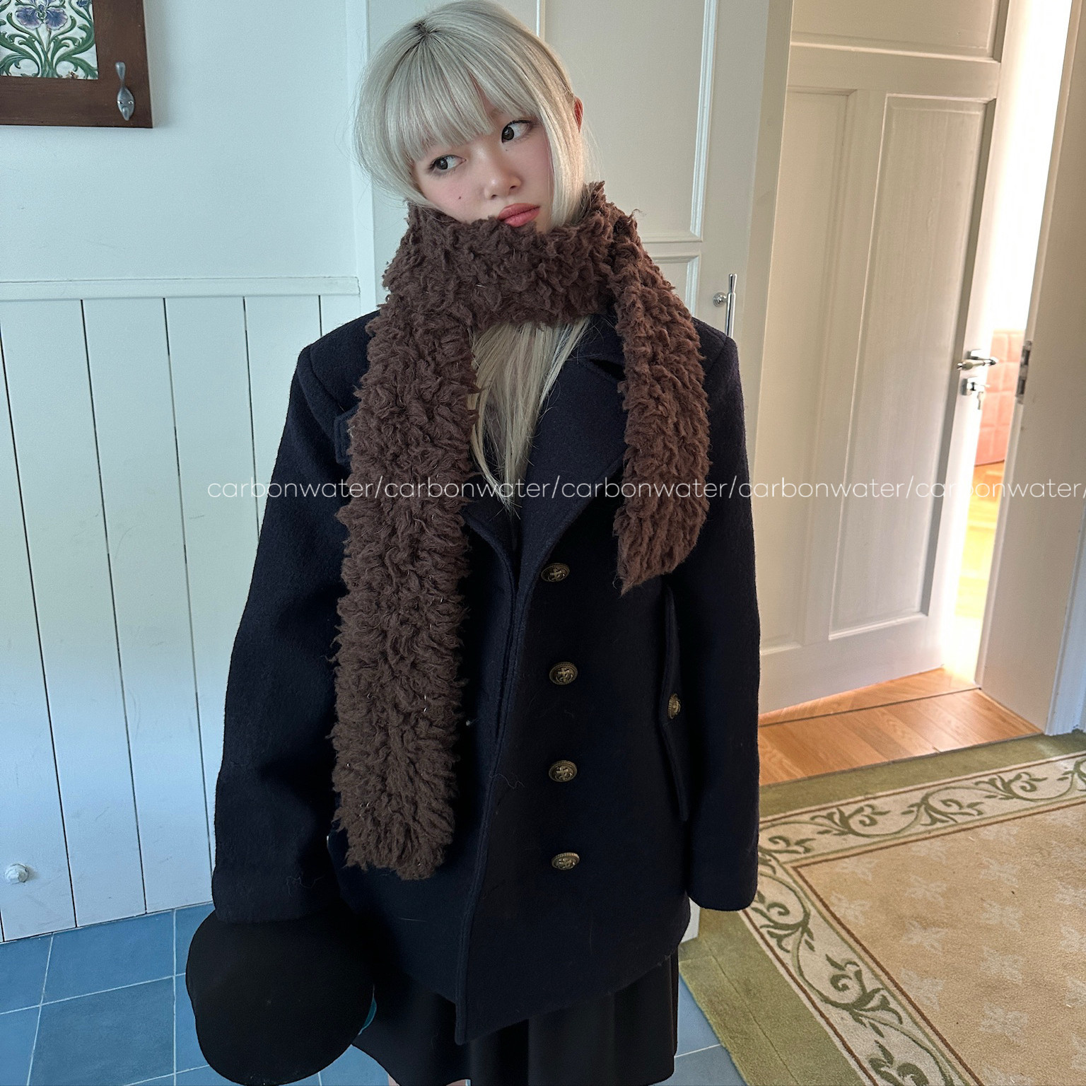 Carbon Water舒适温暖氛围感羊羔毛100%羊毛长款围巾含徽章