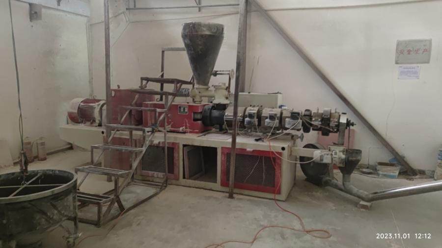 1月21日东莞公司名下锥形双螺杆塑料挤出机1台网络拍卖公告