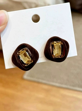 秋冬复古咖色铜合金植绒方糖耳钉