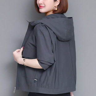 中年妈妈短款外套女小个子春秋二八月休闲洋气连帽风衣早秋上衣