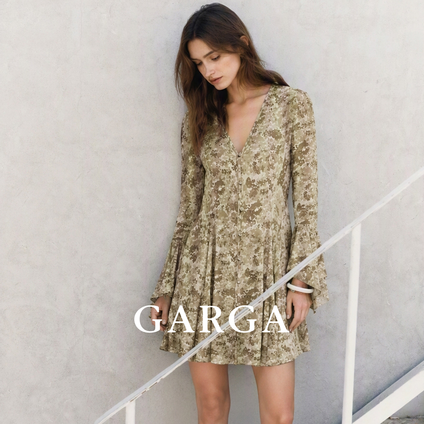 GARGA法式V领碎花连衣裙女2026新款秋收腰显瘦遮肚子遮胯气质短裙