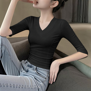黑色V领中袖上衣女设计感结构新款正肩打底衫修身外穿五分袖上衣