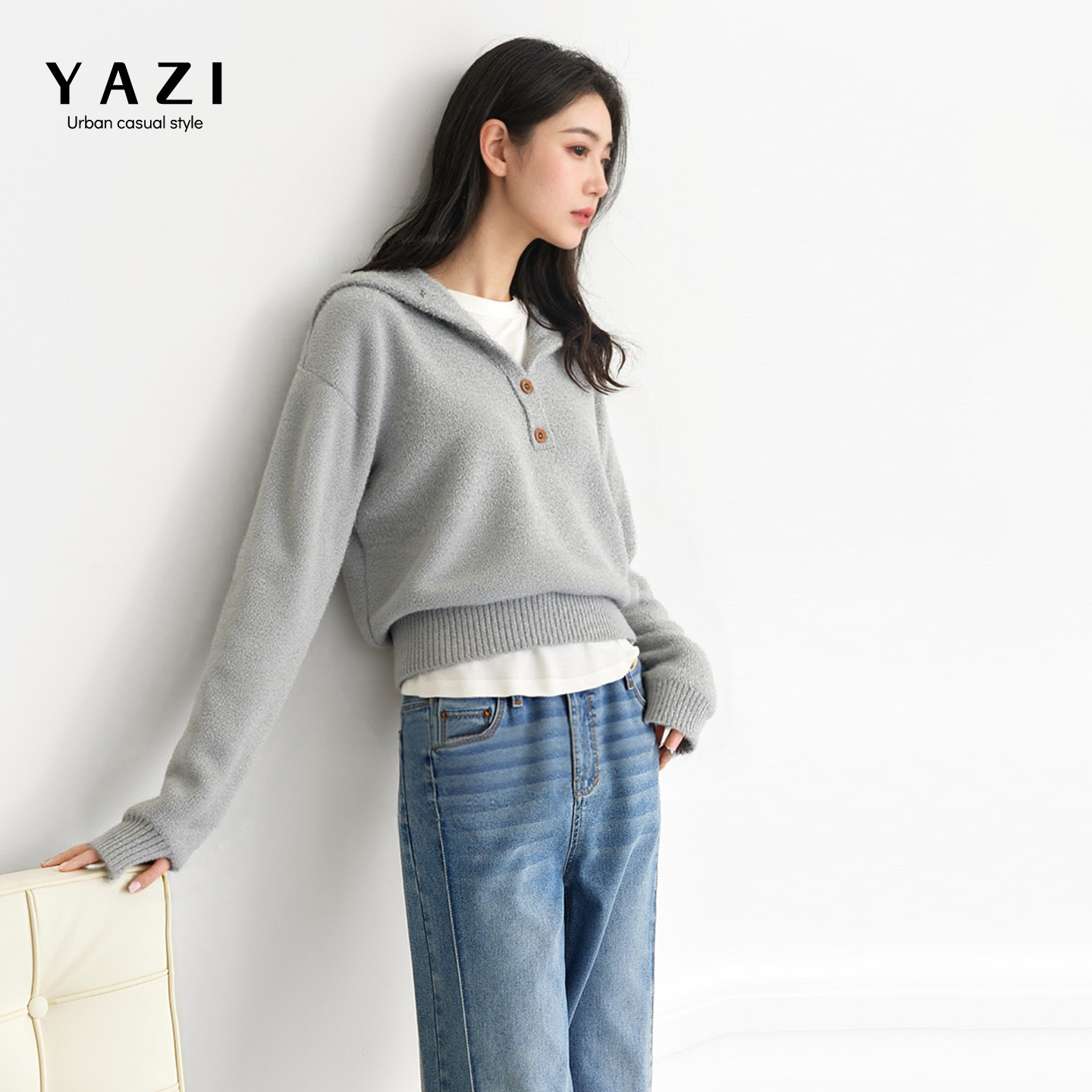 浅灰短款连帽含羊毛软糯毛衣女