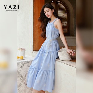 挂脖连衣裙女夏2025新款 蓝色提花刺绣无袖 设计感露肩海边度假长裙