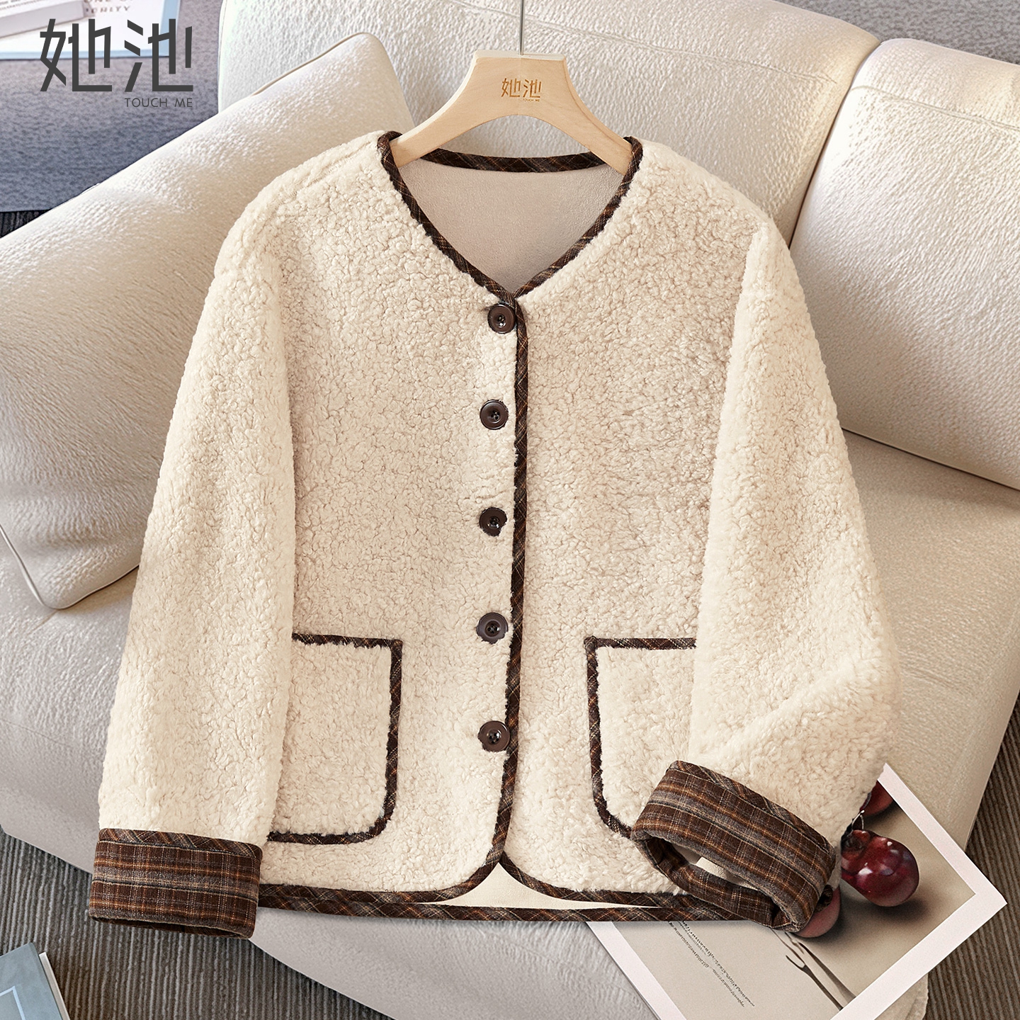 她池圆领单排扣保暖长袖短款外套