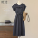女装 她池圆领连衣裙2026夏装 新款 简约通勤套头字母图案收腰中长裙