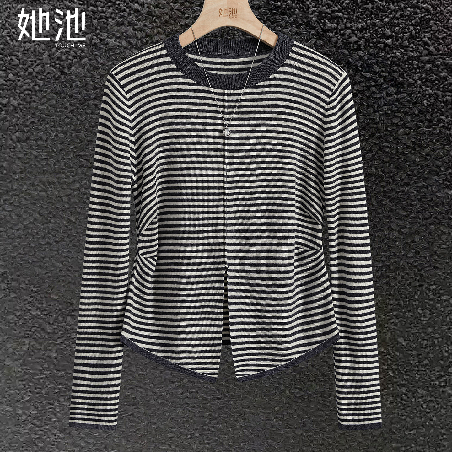 她池套头圆领撞色条纹长袖针织衫