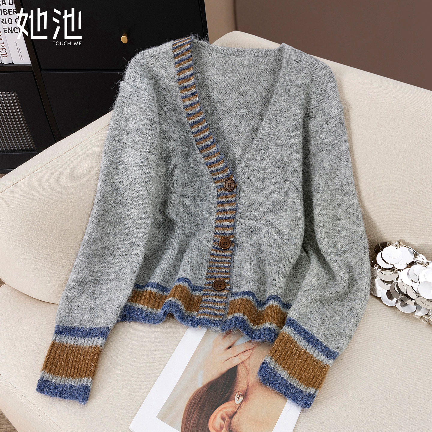 她池宽松款撞色V领单排扣针织衫