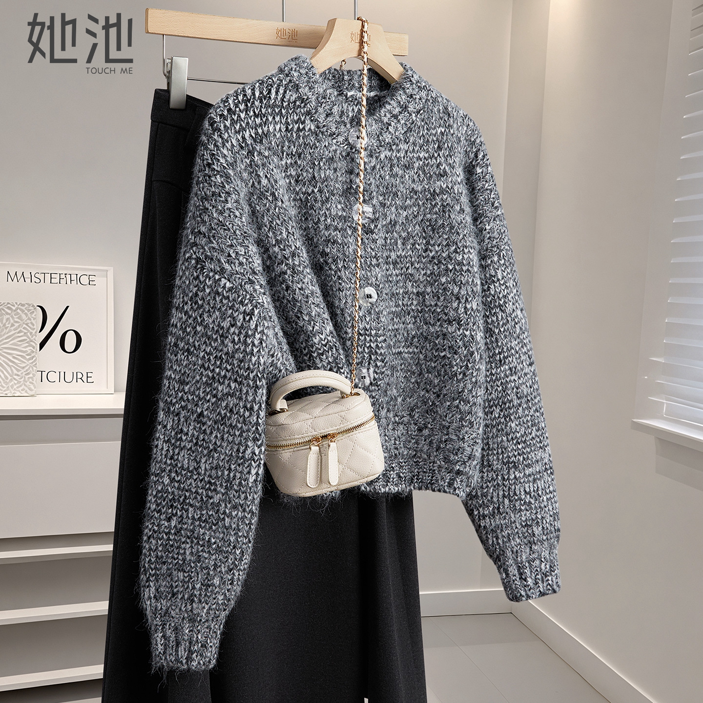 她池时尚圆领单排扣落肩袖针织衫