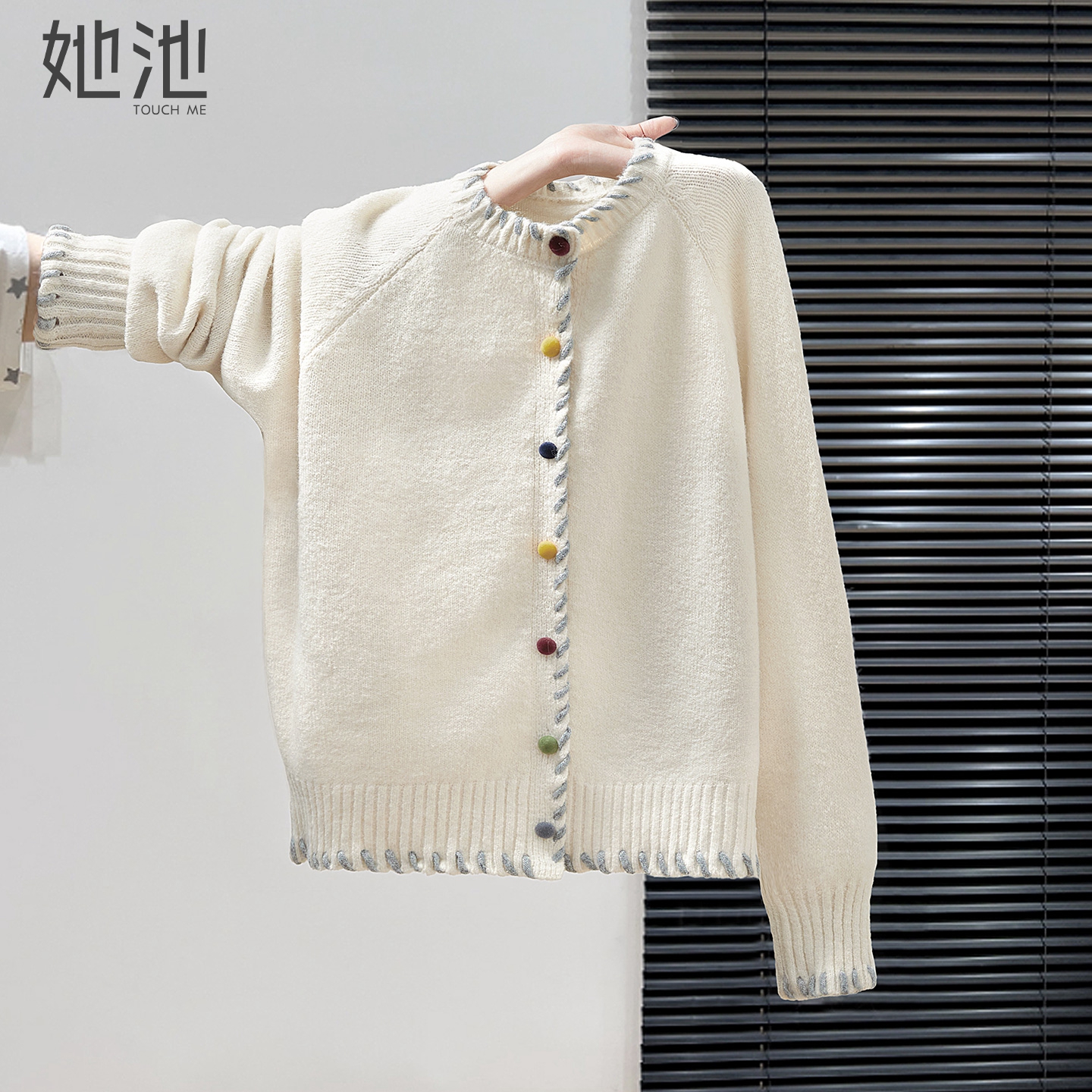 她池圆领单排扣插肩长袖针织衫