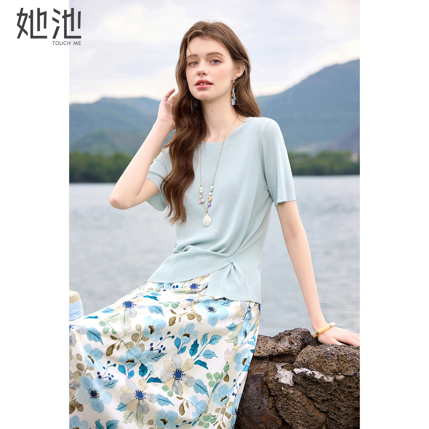 她池短款上衣搭半身裙时尚套装