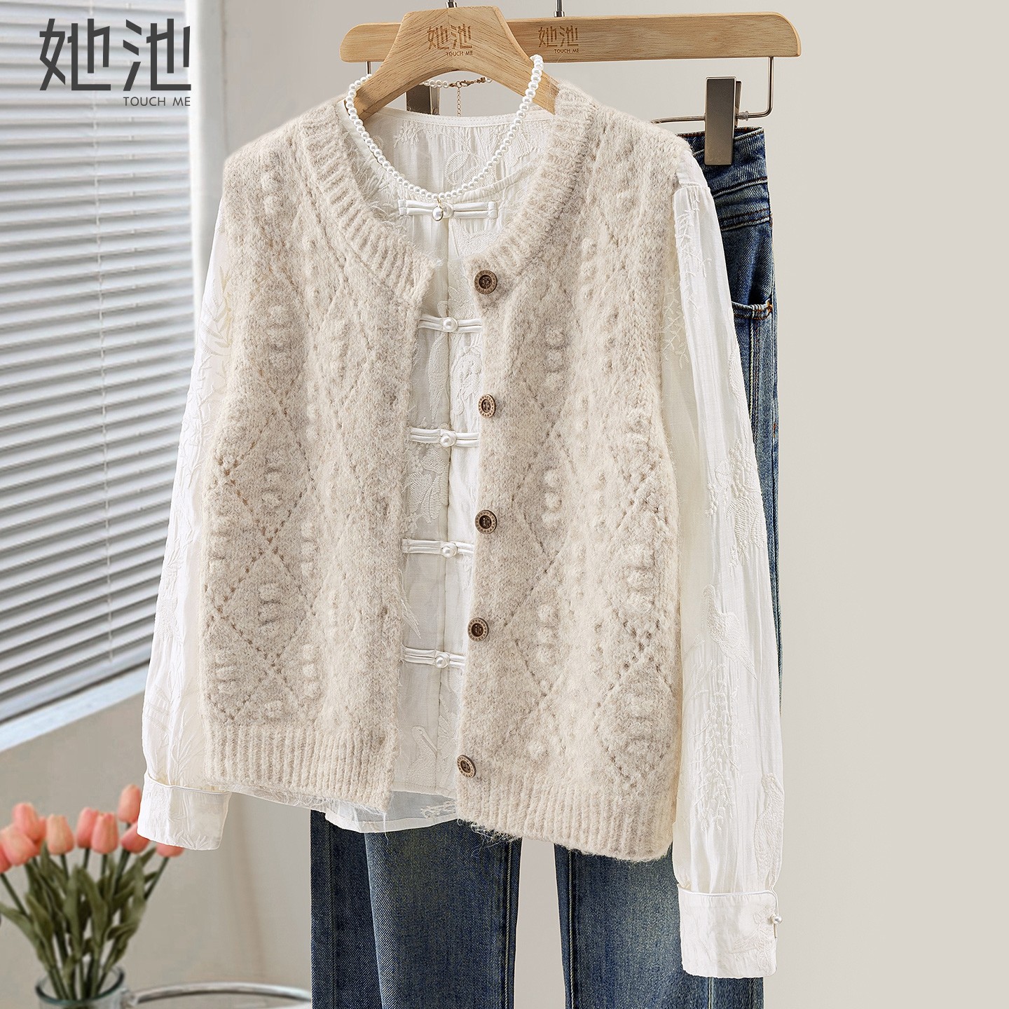 她池圆领马甲2026春装新款女装设计感宽松款单排扣叠穿针织马夹,女装/女士精品,马夹,淘宝优惠券,粉丝福利购,淘宝优惠卷