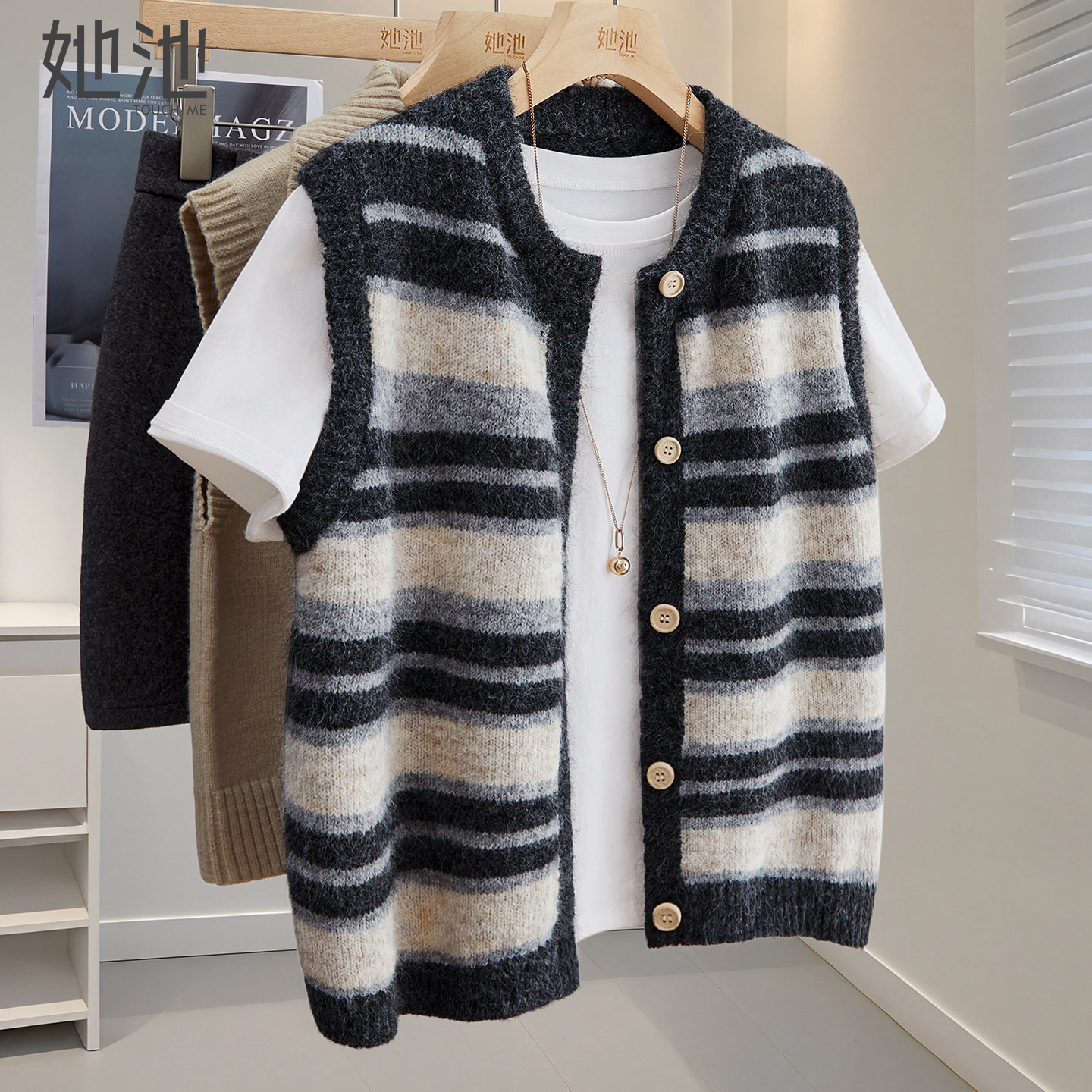 她池圆领单排扣宽松款叠穿马甲