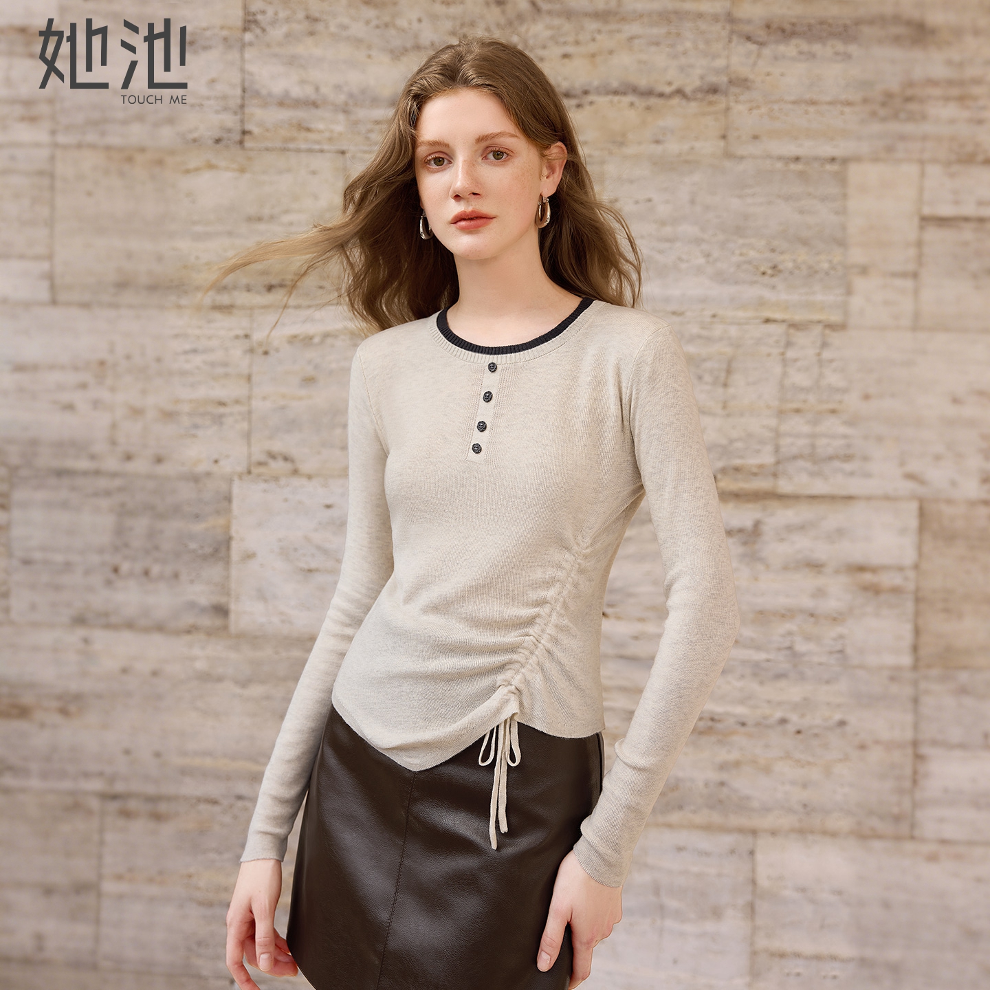 她池设计感抽褶圆领修身款针织衫