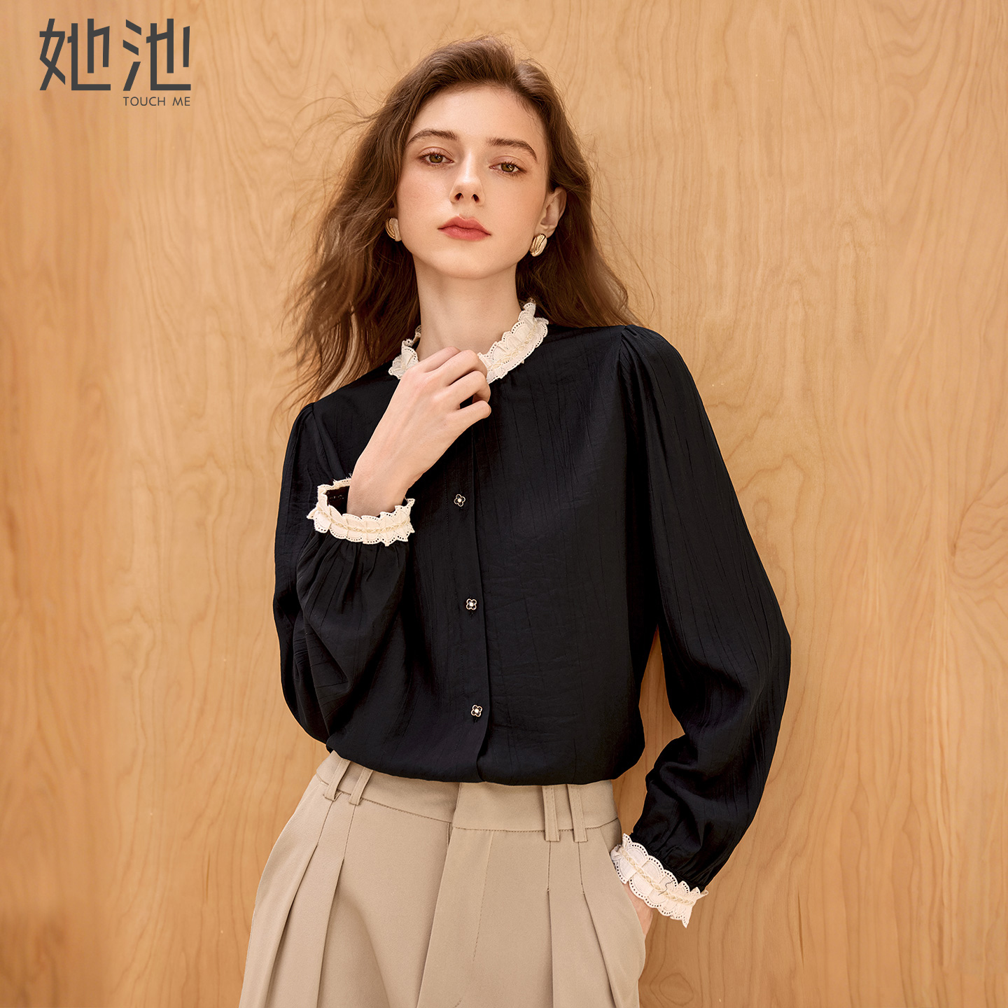 她池时尚撞色蕾丝拼接短款衬衫