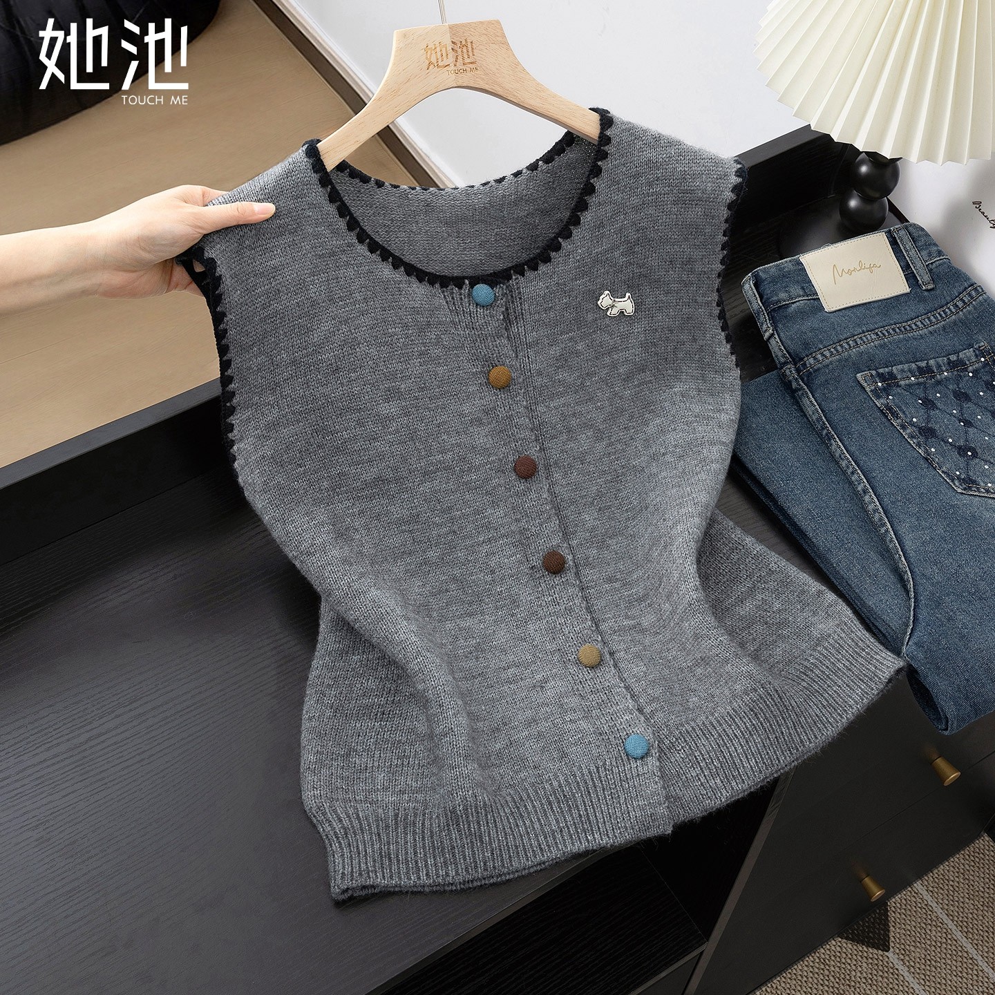 她池圆领马甲2026春装新款女装时尚彩扣撞色织边叠穿短款针织马夹