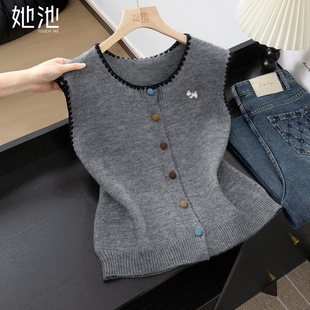 她池圆领马甲2026春装新款女装时尚彩扣撞色织边叠穿短款针织马夹