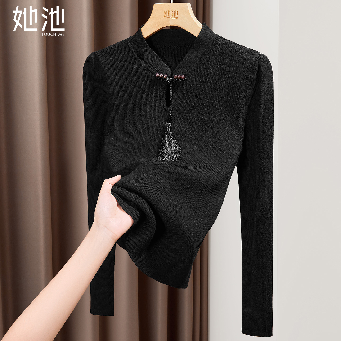 她池修身复古盘扣套头短款针织衫