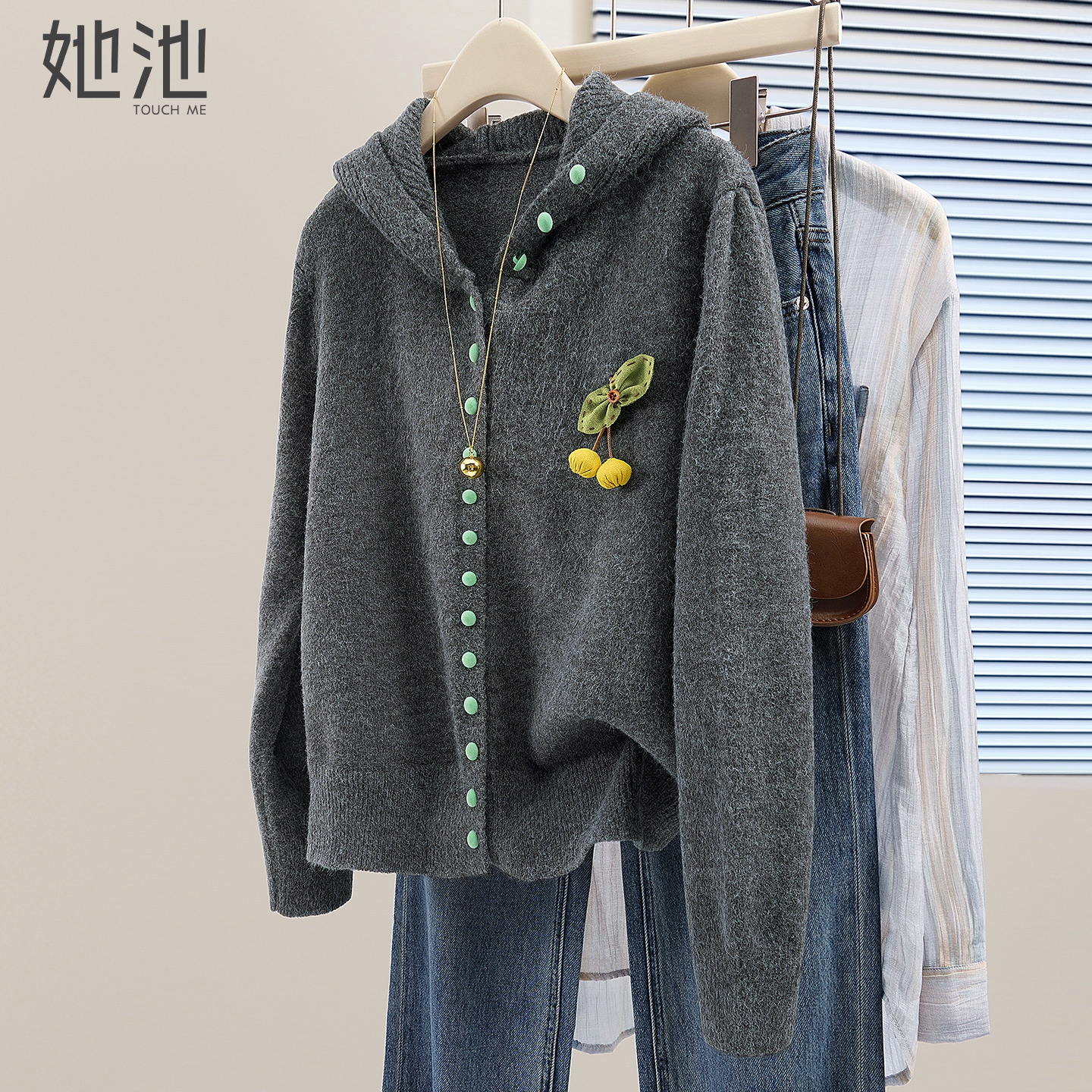 她池宽松款休闲连帽单排扣毛衣
