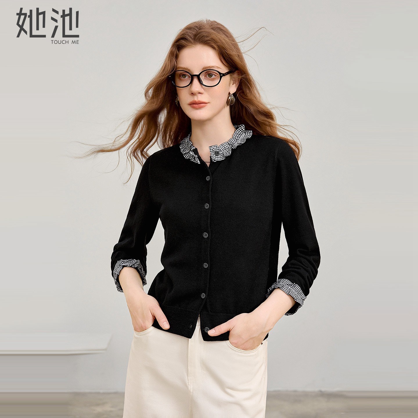 她池单排扣格子木耳边圆领针织衫