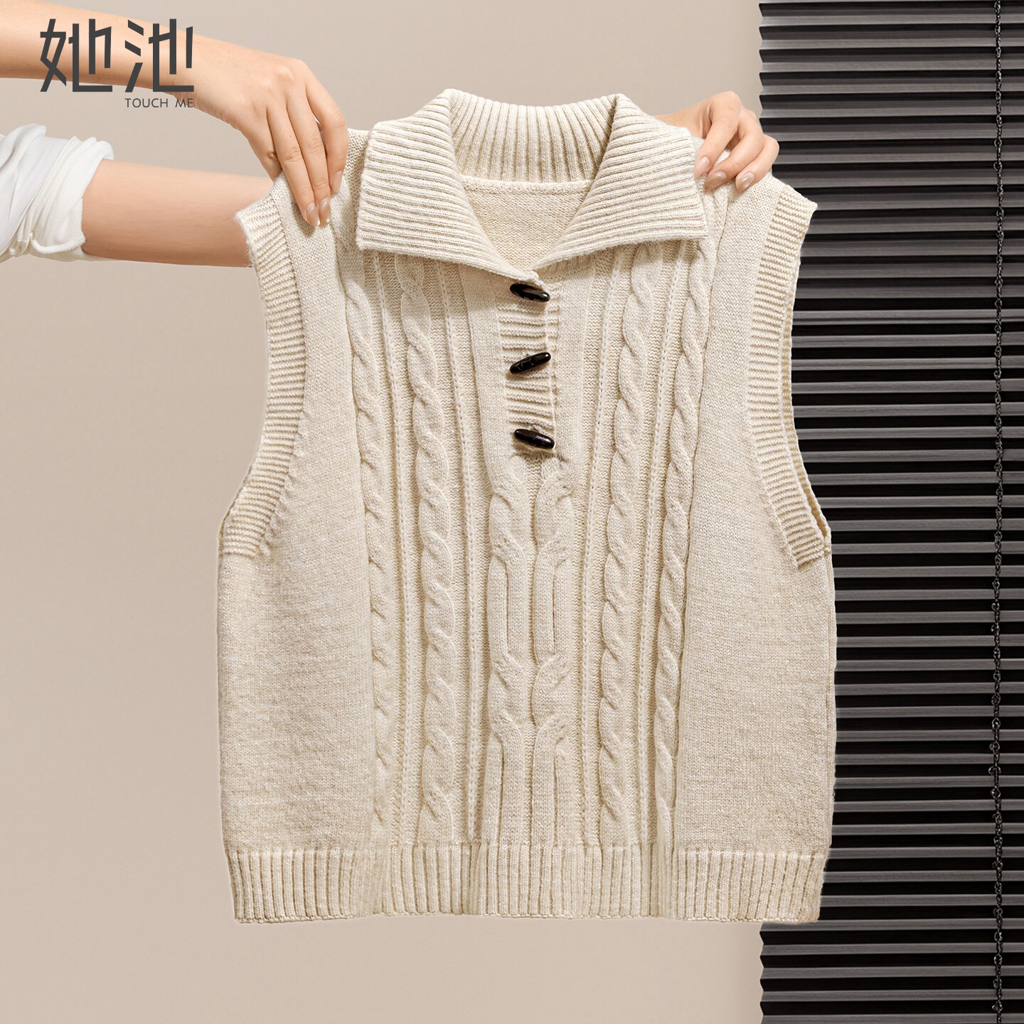她池针织背心2026春装新款女装简约翻领套头麻花纹宽松款叠穿上衣
