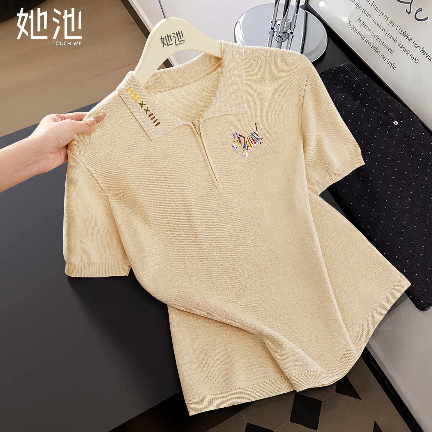 她池翻领针织衫2026夏装新款女装时尚简约刺绣修身正肩短袖上衣