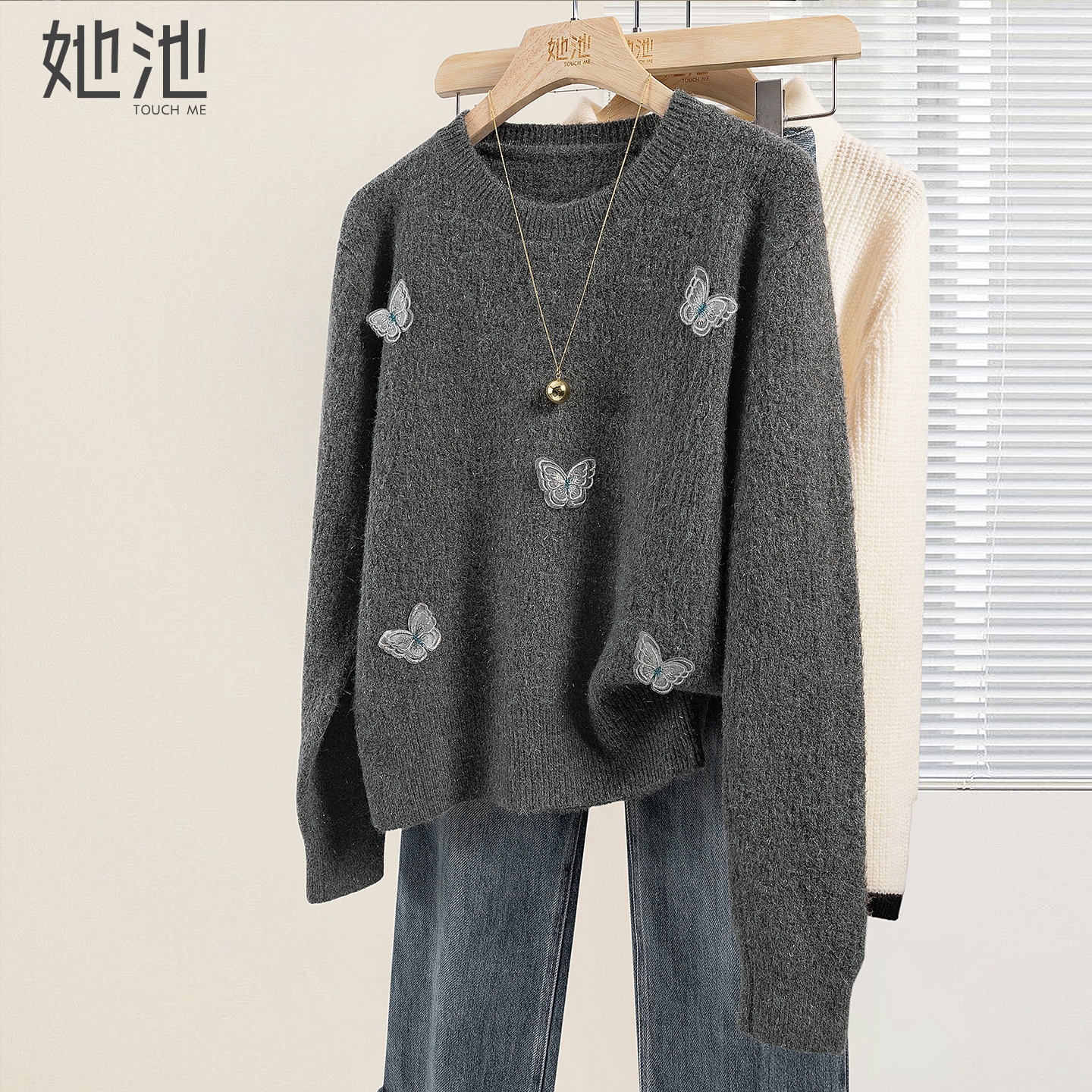 她池宽松款立体蝴蝶圆领针织衫