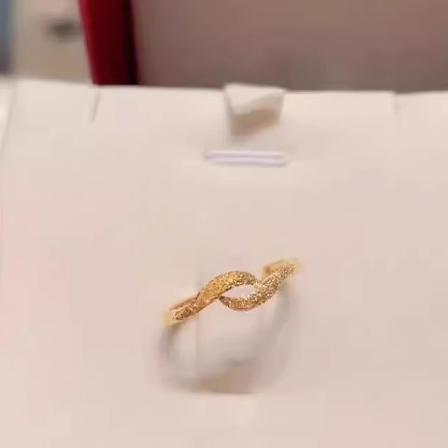 香港雪禧丝带绕花金包银戒指男女素圈光面足银指环对戒节日送礼物