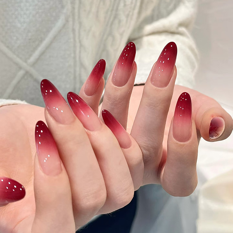新年红色美甲手工渐变穿戴甲中长款杏仁甲2026新款冬季黄黑皮显白