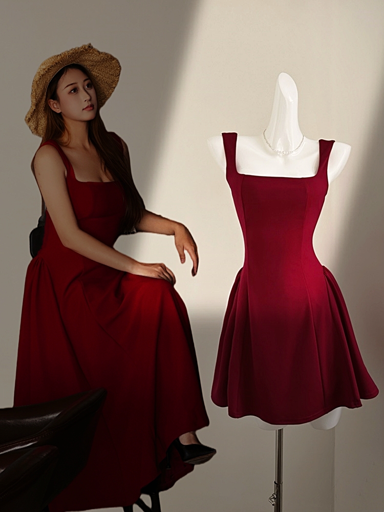 从一 红色U领吊带连衣裙女2025新款法式小众高级感a摆裙时刻