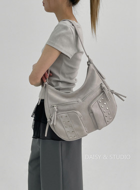 韩国25年新款美式复古工装机车风多口袋铆钉设计单肩腋下包手提包