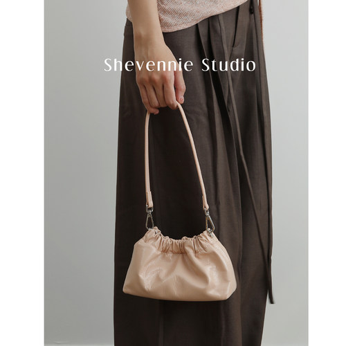 shevennie新款 链条油蜡牛皮小金球褶皱云朵包斜挎小包包女包 - 封面