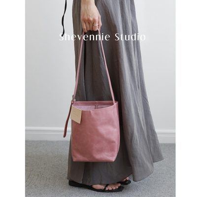 雪芸妮油蜡牛皮大容量托特水桶包