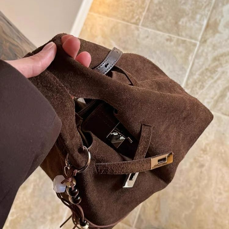 2025新款磨砂皮蓝色单肩斜挎包包轻奢小众高级感手提菜篮子包女式