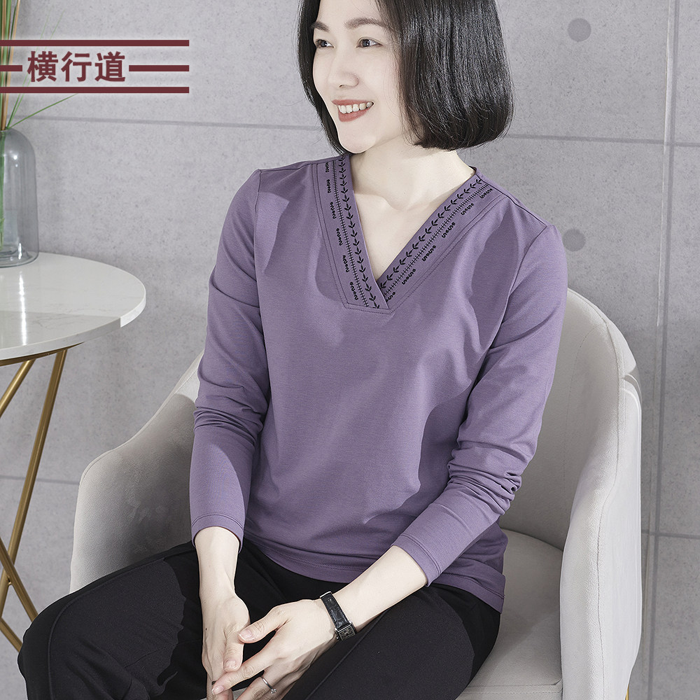 2026春季新款纯色简约休闲V领绣花长袖T恤女打底衫外穿大码上衣服