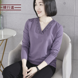 2026春季新款纯色简约休闲V领绣花长袖T恤女打底衫外穿大码上衣服