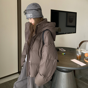 韩版时尚短款加厚连帽羽绒服女2025年冬季新款显瘦保暖白鸭绒外套,长黑裙白丝袜的搭配图片