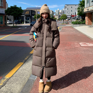 美拉德咖色长款连帽羽绒服女冬2024新款高级感炸街加厚白鹅绒外套