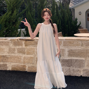 度假风白色连衣裙女2025夏季新款法式高级感气质绝美无袖挂脖长裙图片