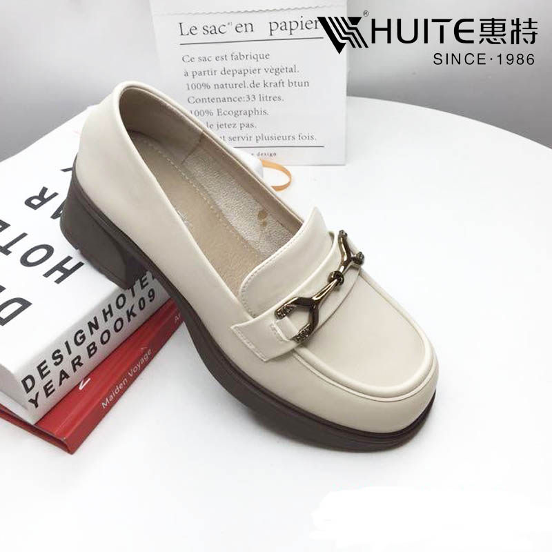 惠特品牌正品女鞋春季新款中跟粗跟乐福鞋复古风黑色米色单鞋
