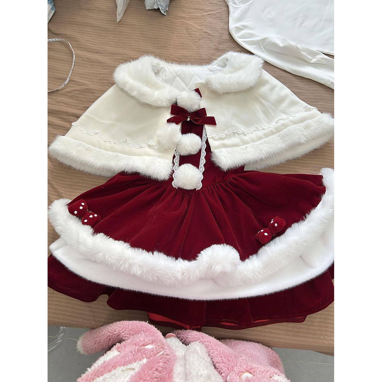 甜美可爱白色上衣+红色吊带连衣裙+斗篷三件套新年圣诞氛围感套装