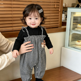 婴儿连体衣2026早秋小月龄女宝宝外出服洋气时髦格子背带裤两件套