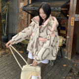 设计感韩版印花撞色连帽羽绒服女冬超火好看高级小众短款加厚外套，女装羽绒服，依依服饰