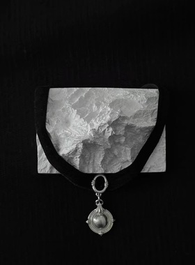 APT702天鹅绒雕花吊坠项链