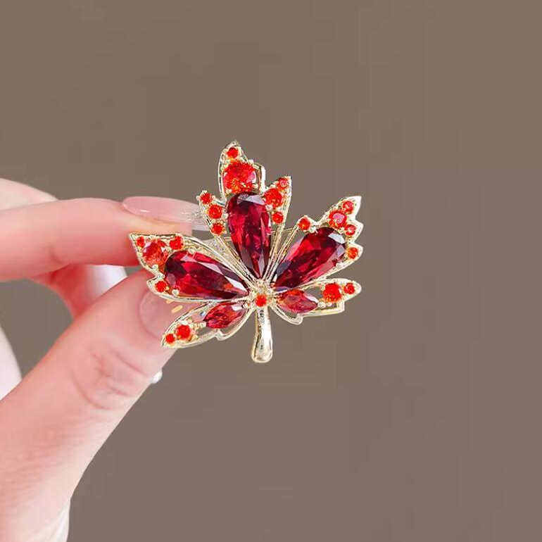 枫叶胸针女奢华高级感水晶枫叶领针配饰百搭时尚气质大衣胸花别针,饰品/流行首饰/时尚饰品新,胸针,淘宝优惠券,粉丝福利购,淘宝优惠卷