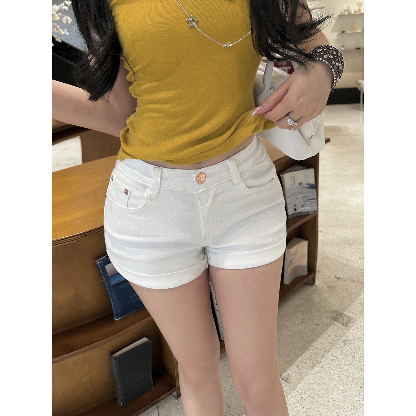 美式复古高腰显瘦白色牛仔短裤图片