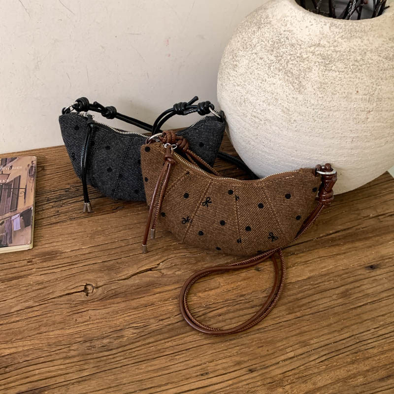 今年流行爆款包包女式2026新款小众帆布腋下牛角包百搭单肩斜挎包