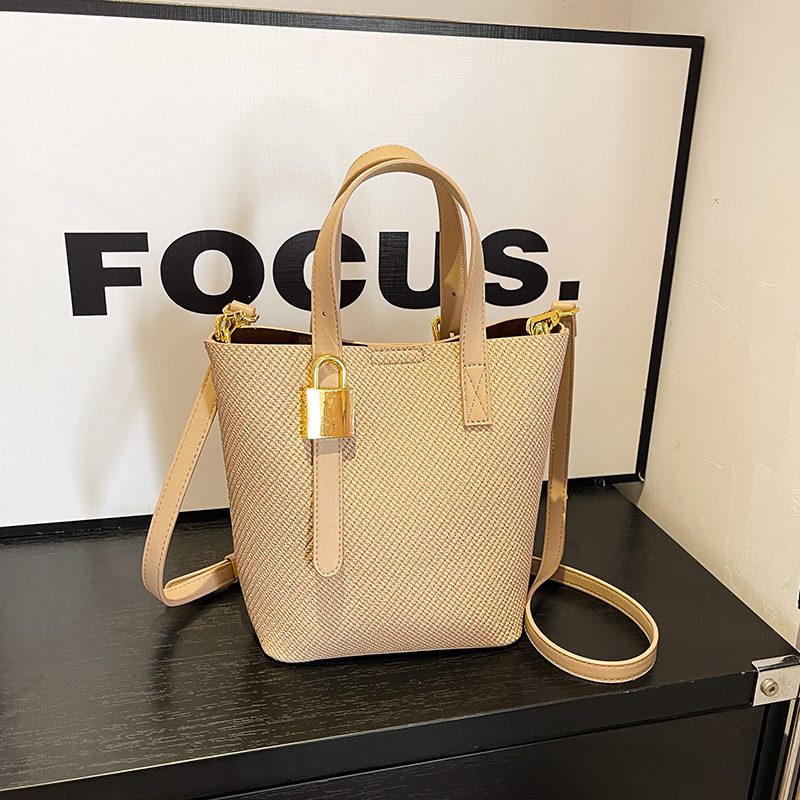 LAOYJA高级感复古小众斜挎水桶包