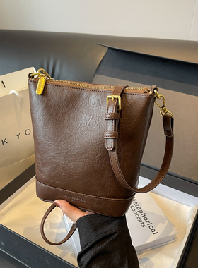 今年流行洋气包包女士2025新款小众复古水桶包洋气百搭单肩斜挎包